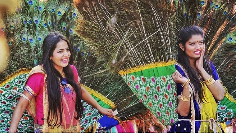 वीआइपी मार्ग पर अलग-अलग चौराहों पर बने मंचों पर सांस्कृतिक कार्यक्रमों की प्रस्तुति चल रही है। मयूर नृत्य करने के दौरान ट्रंप परिवार को देखती कलाकार।
