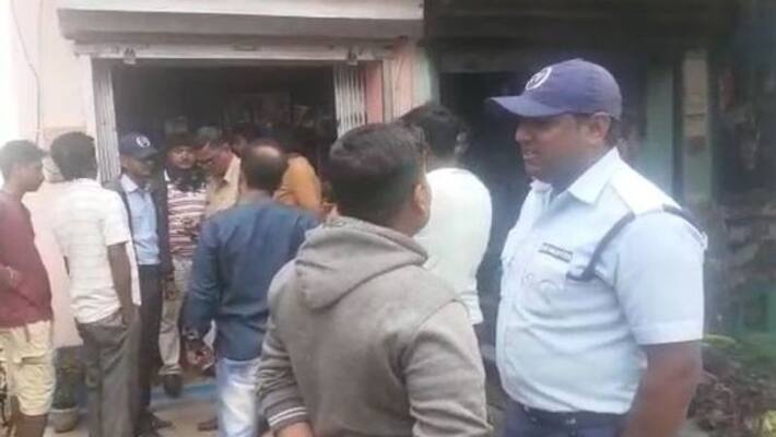 Antisocials takes away ornaments from a jewellery shop in Polba Antisocials takes away ornaments from a jewellery shop in Polba