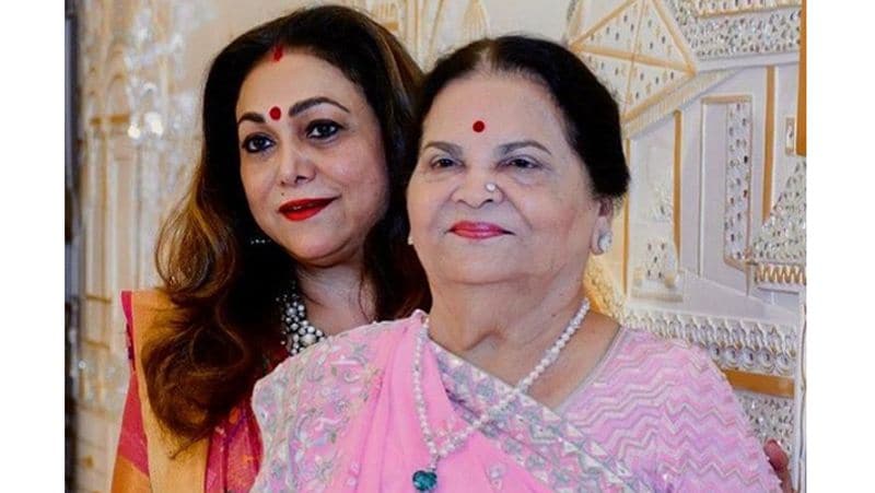 इंस्टाग्राम पोस्ट में टीना अंबानी ने अपनी सासू मां को जन्मदिन की बधाई देते हुए लिखा, मम्मी, आप हम सबके लिए, हर दिन अनगिनत वजहों से एक प्रेरणा हैं। पोस्ट के साथ टीना अंबानी ने तस्वीरें साझा कीं। एक तस्वीर में पिछले साल दिसंबर में भतीजी ईशा के वेडिंग रिसेप्शन की है जिसमें टीना, कोकिलबेन के साथ दिख रही हैं।