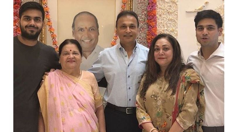 एक दूसरी तस्वीर में कोकिलाबेन, अपने छोटे बेटे अनिल अंबानी और बहू संग नजर आ रही हैं। तीसरी तस्वीर में कोकिलबेन के साथ अनिल, टीना और उनके दोनों बेटे अंशुल और अनमोल दिख रहे हैं।