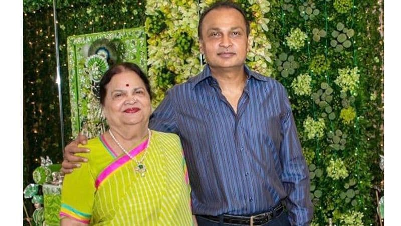 टीना अंबानी के प्रशंसक उनकी पोस्ट पर शुभकामनाएं दे रहे हैं। कई प्रशंसक फैमिली फोटोटोग्राफ के लिए टीना अंबानी की तारीफ भी कर रहे हैं। इससे पहले टीना अंबानी ने ससुर धीरूभाई अंबानी की जन्म की जयंती फोटो साझा कर उन्हें कर्मयोगी बताया था।