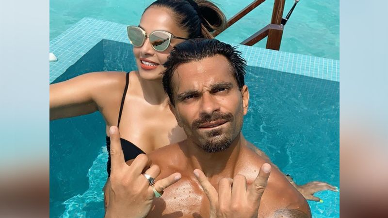 बिपाशा से शादी करने से पहले करन दो बार शादी कर चुके थे और दोनों ही बार उनका तलाक हो गया था। उन्होंने 2008 में श्रद्धा निगम से शादी की थी। सालभर में में ही दोनों का तलाक हो गया था।