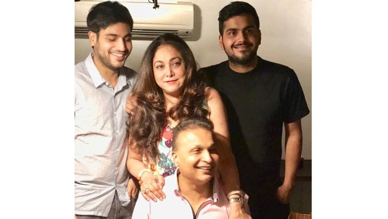 टीना अंबानी अक्सर अपने फैमिली की फोटोज सोशल मीडिया पर शेयर करती रहती हैं।