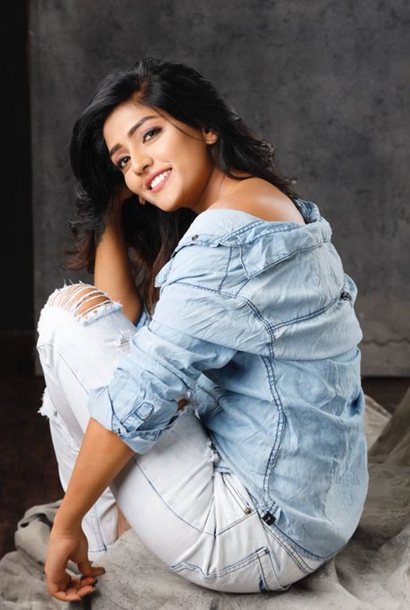 Actress eesha rebba Hot Photos Going Viral