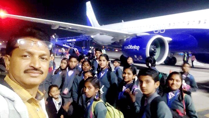दरअसल, देवास जिले के बिजेपुर गांव के सरकारी स्कूल में पढ़ने वाले छठीं, सातवीं और आठवीं कक्षा के 19 बच्चों को टीचर दो दिन के फ्लाइट दिल्ली दर्शन टूर पर गए थे। इन बच्चों में कुछ तो ऐसे थे जो अब तक ट्रेन में तक नहीं बैठे। जब उन्होंने विमान सफर किया तो उनकी खुशी का ठिकाना नहीं था।
