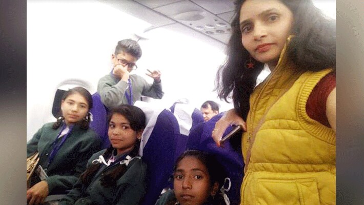 वहीं इस यात्रा के बाद मीडिया बातचीत करते हुए एक स्टूडेंट तोहिद शेख ने बताया कि, ‘जब हम जमीन पर खेलते हुए प्लेन को देखते तो वह बहुत छोटे नजर आते थे। लेकिन जब हमने उसे करीब से देखा तो पता चला कि वह तो बहुत बड़ा होता है।