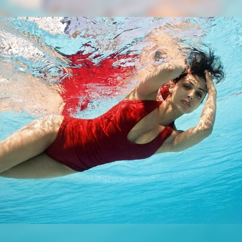 কী কী থাকে তাতে, কফি, ব্রাউন সুগার বা সাদা চিনি হলেও চলে, তা গুঁড়ো করে মিশিয়ে নিতে হবে তেলের সঙ্গে। নারকেল তেল বা অলিভ অয়েল। 