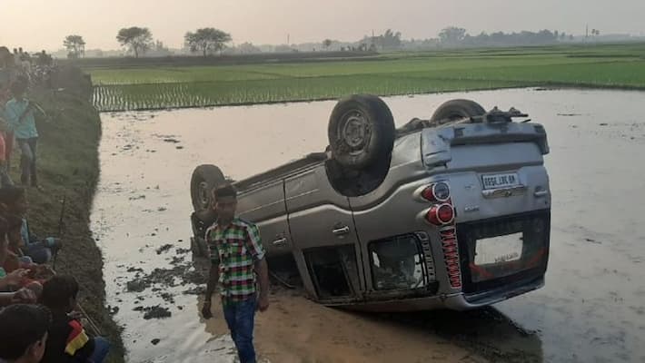 Madhyamik students injured in road accident in Nalhati Madhyamik students injured in road accident in Nalhati