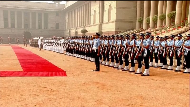 प्रधानमंत्री नरेंद्र मोदी राष्ट्रपति भवन में अमेरिकी राष्ट्रपति डोनाल्ड ट्रंप का सभी मेहमानों से परिचय करवाया। (तस्वीर- ट्रम्प को गार्ड ऑफ ऑनर देते हुए)