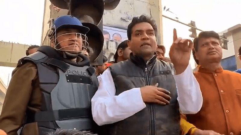 कपिल दिल्ली की हिंसा को लेकर लगातार ट्वीट कर रहे हैं। बुधवार को भी कपिल ने कई ट्वीट्स किए हैं। एक ट्वीट में उन्होंने कहा, "सड़कें खुलवाना हमारा अधिकार है। किसी कानून का उल्लंघन नहीं किया। मैनें अपने धर्म का पालन किया। सत्य और धर्म की जीत होगी।" हालांकि कुछ ही देर बाद ये ट्वीट कपिल के अकाउंट से डिलीट कर दिया गया। यह भी हो सकता है कि सेंसेटिव होने की वजह से ट्विटर इंडिया ने कपिल का ये ट्वीट हटा दिया हो। सेंसिटिव कंटेंट को लेकर ट्विटर अपनी तरह से ऐसी कार्रवाई करता रहता है।