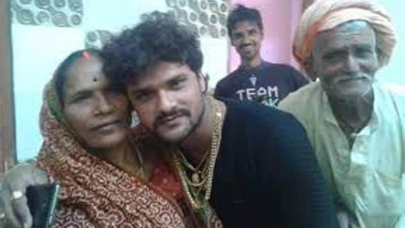 खेसारीलाल यादव का मिट्टी का घर था, जो बारिश के दिनों में भी बह जाता था। एक्टर बताते हैं कि उनके पिता परिवार में अकेले कमाने वाले थे। वो चना बेचकर सबका पेट भरते थे।