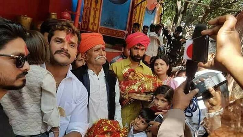 खेसारीलाल यादव ने स्ट्रगलिंग के दिनों को याद कर बताया कि उनके पिता ने चना बेच बेचकर उन्हें कैसेट बनाने के लिए पैसे दिए। उन्होंने उन पैसों से दो कैसेट बनाए, लेकिन किस्मत में अभी और भी ठोकरें खाने को लिखी थी कि ये भी सुपर फ्लॉप रही थी।