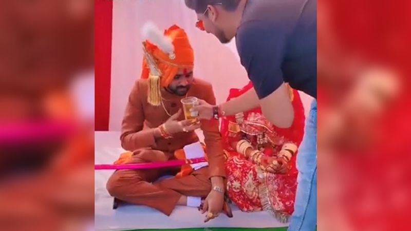 दूल्हे के कई दोस्त मौके पर मौजूद थे। सभी दोस्त बारी-बारी से दूल्हा-दुल्हन के नजदीक आते जा रहे थे।