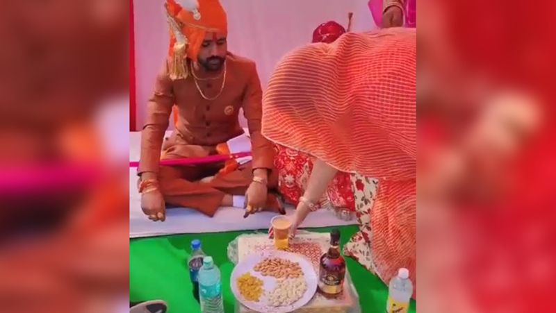 प्लेट के ठीक बगल में शराब की एक बोतल रखी दिखाई दे रही है। साथ ही एक गिलास में शराब भी भरकर रखी गई थी। साथ में सोडे की बोतल और कोल्ड ड्रिंक भी रखा था।