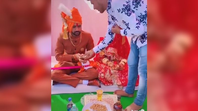 सभी शराब का गिलास उठाकर दूल्हे को एक घूंट पिलाकर रस्म अदा करते नजर आए। शराब पिलाने के बाद सभी दूल्हे को गिफ्ट देते नजर आए।