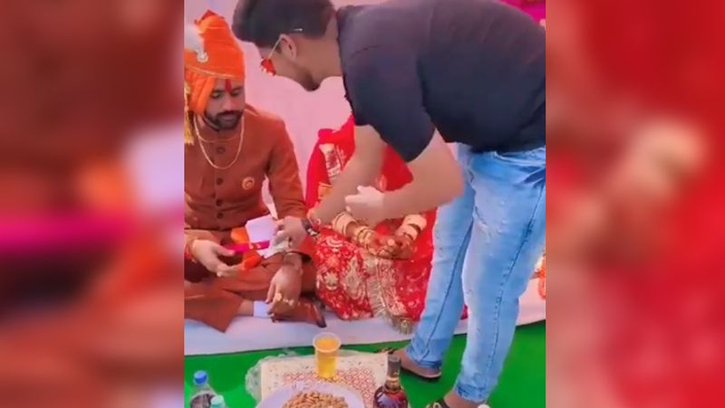 हालांकि, ये वीडियो कहां का है और कब का है, इसकी कोई जानकारी सामने नहीं आई है। लेकिन ये वीडियो तेजी से वायरल हो रहा है।