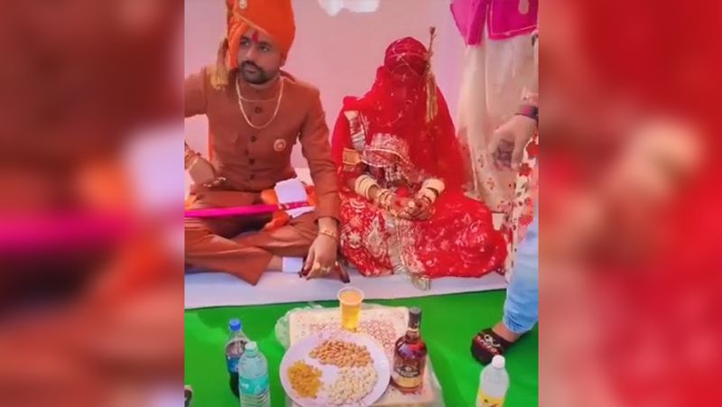 सोशल मीडिया पर शादी के दौरान बनाया एक वीडियो तेजी से वायरल हो रहा है। इस वीडियो में एक नई-नवेली दुल्हन घूंघट ओढ़े नजर आ रही है। उसका पति ठीक बगल में बैठा है।