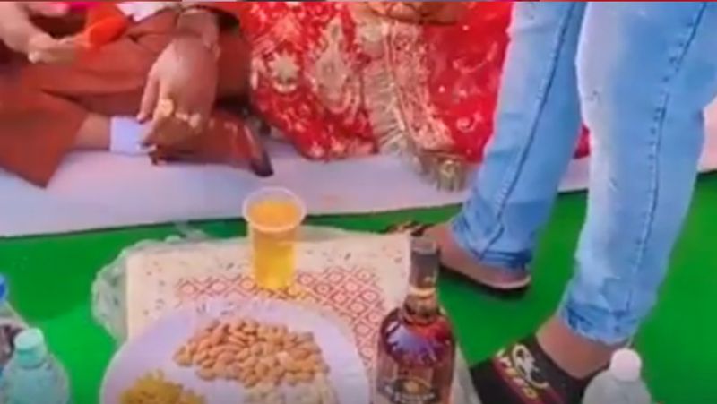 ताज्जुब की बात है कि दूल्हा और दुल्हन के ठीक आगे प्लेट में काजू और बादाम रखा नजर आ रहा है।