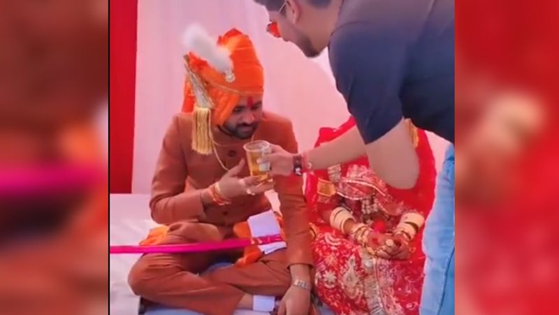 इसपर लोगों ने कई तरह के कमेंट्स दिए हैं। कुछ ने इसकी आलोचना की तो कुछ ने मजे लेते हुए लिखा कि जाने हमारे यहां ऐसी परंपरा कब शुरू होगी।