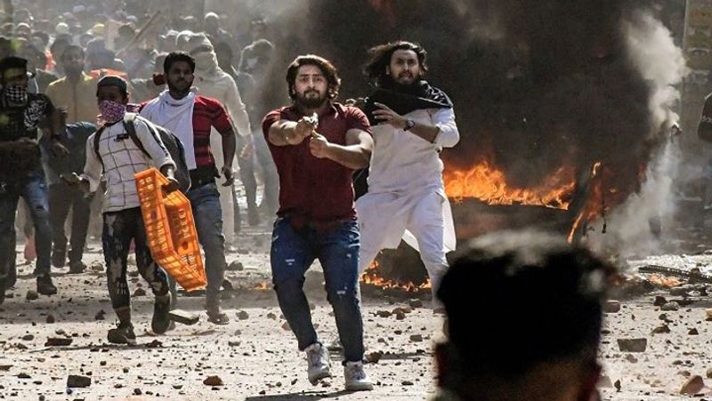 रतनलाल के एक अन्य छोटे भाई दिनेश ने कहा कि वो तो गोकुलपुरी के एसीपी के रीडर थे। उनकी ड्यूटी किसी थाने में नहीं थी। वो तो एसीपी साहब के साथ मौके पर चले गए थे। उनका भाई बहुत सीधा इंसान था। उसने कभी किसी पर पुलिसिया रौब नहीं झाड़ा। उल्लेखनीय है कि ट्रम्प के दौरे पर CAA का विरोध उग्र हो गया था।