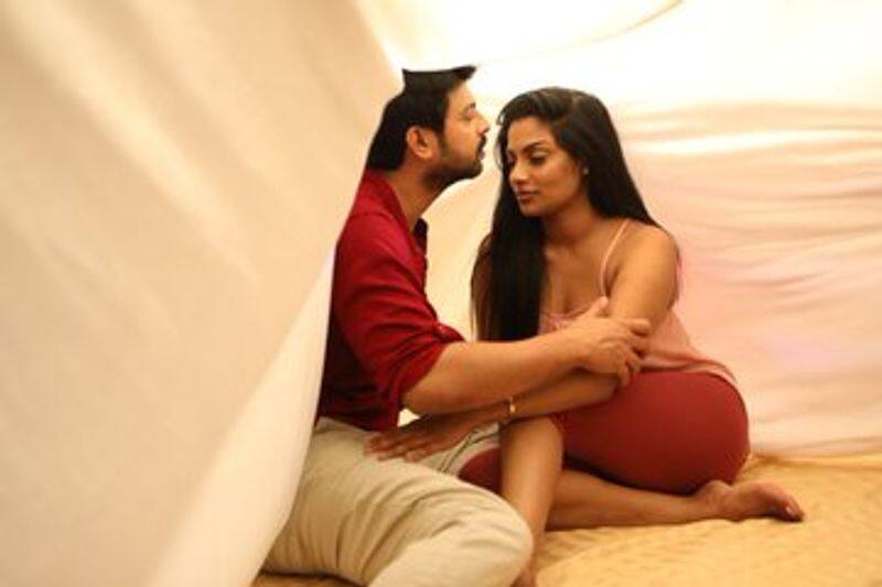 Actor Srikanth Romance With Chandrika Ravi In Unkadhal lrunthal Movie