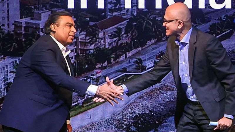 दरसल मुंबई में चल रहे Decode CEO 2020 समिट में मुकेश अंबानी और सत्य नाडेला शामिल हुए, जहां दोनों के बीच बातचीत हुई। रिलायंस इंडस्ट्रीज के चेयरमैन मुकेश अंबानी ने कहा है कि आज देश का मोबाइल नेटवर्क दुनिया के किसी भी नेटवर्क से बेहतर या उसके समकक्ष हो चुका है, ऐसे में भारत के पास एक ‘प्रमुख डिजिटल समाज’ बनने का अवसर है।