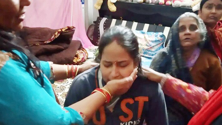पूनम पति की मौत की खबर सुनकर अपनी सुधबुध खो बैठी थीं। उन्हें समझ ही नहीं आ रहा था कि आखिर उनके पति का क्या कसूर था.. उन्हें क्यों मार दिया गया?