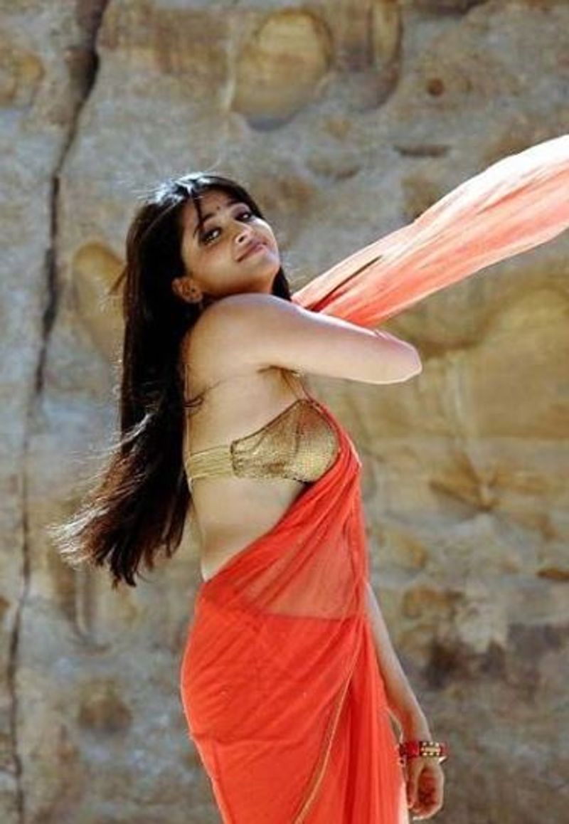 Star heroine Anushka's Old saree pics