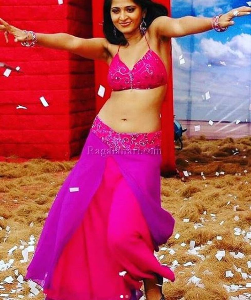 Star heroine Anushka's Old saree pics
