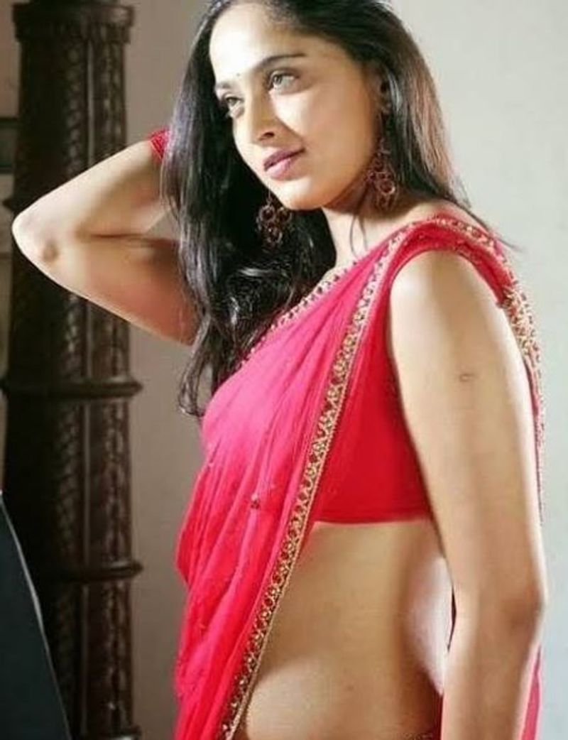 Star heroine Anushka's Old saree pics