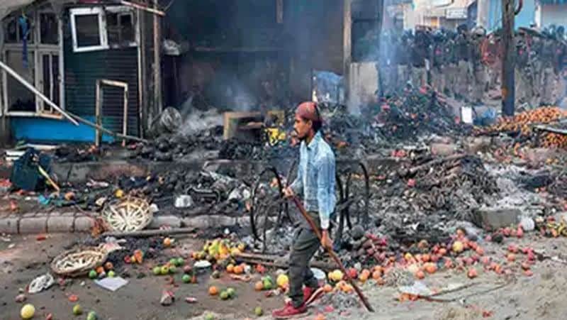 दिल्ली में बढ़ती हिंसा की वजह से राज्य के शिक्षा मंत्री मनीष सिसोदिया ने कहा है कि 25 फरवरी को नॉर्थ ईस्ट दिल्ली जिले के सभी सरकारी और निजी स्कूल बंद रहेंगे।
