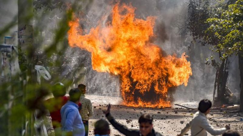 कैसे हुई हिंसा की शुरुआत- शाहीनबाग में सीएए के विरोध में करीब 2 महीने से ज्यादा वक्त से महिलाएं प्रदर्शन कर रही हैं। रविवार की सुबह कुछ महिलाएं जाफराबाद मेट्रो स्टेशन के बाहर भी विरोध प्रदर्शन किया। दोपहर होते-होते मौजपुर में भी कुछ लोगों ने विरोध प्रदर्शन किया। शाम को भाजपा नेता कपिल मिश्रा ने ट्वीट किया, वह दिल्ली में दूसरा शाहीन बाग नहीं बनने देंगे। वे भी अपने समर्थकों के साथ सड़क पर उतर आए हैं। उन्होंने लिखा, सीएए के समर्थन में मौजपुरा में प्रदर्शन। मौजपुर चौक पर जाफराबाद के सामने। कद बढ़ा नहीं करते। एड़ियां उठाने से। सीएए वापस नहीं होगा। सड़कों पर बीबियां बिठाने से।' भाजपा समर्थकों के सड़क पर उतरने के बाद मौजपुर चौराहे पर ट्रैफिक दोनों तरफ से बंद हो गया है। समर्थन में लोग सड़कों पर बैठ गए हैं। इसी दौरान सीएए का विरोध करने वाले और समर्थन करने वाले दो गुटों में पत्थरबाजी हुई। यहीं से विवाद की शुरुआत हुई।