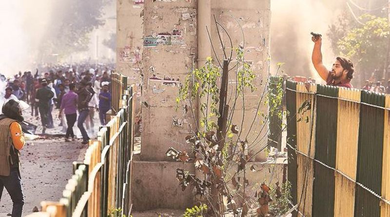 हिंसा और आगजनी को ध्यान में रखते हुए दिल्ली पुलिस ने सोमवार शाम को पूरे उत्तर पूर्वी जिले में धारा 144 लगा दिया था।