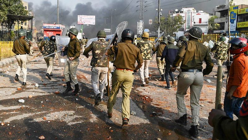 भजनपुरा में भीड़ पर काबू पाने के लिए पुलिस ने बल प्रयोग किया।