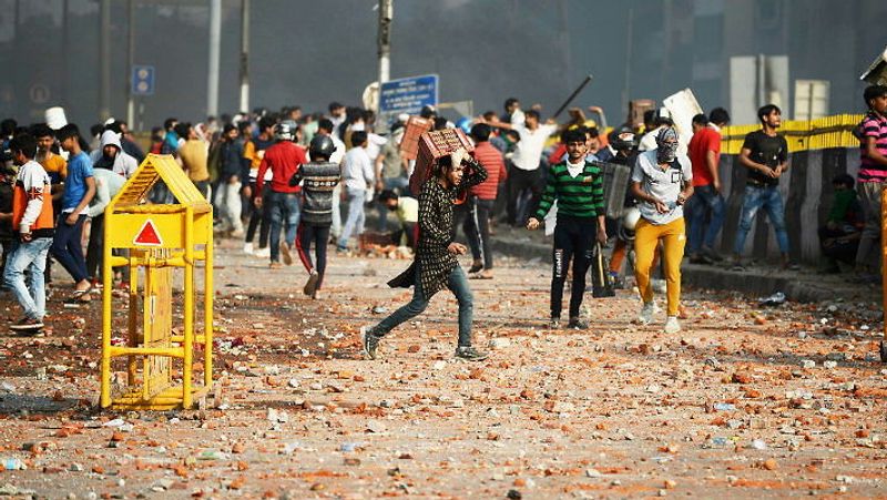 भजनपुरा में प्रदर्शनकारियों ने पत्थरबाजी की। सड़क पत्थर से पट गई।