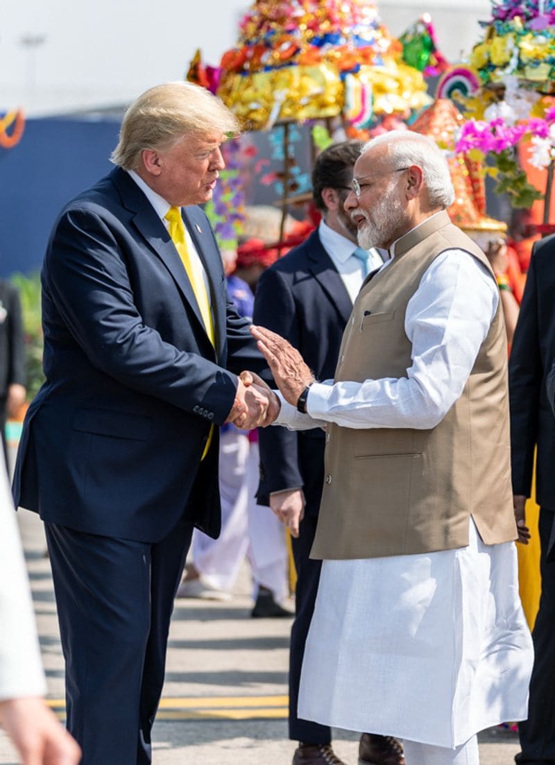 ट्रम्प की पत्नी मेलानिया ने फुल व्हाइट जंपशूट पहना था। इसके साथ सैसे हरे रंग की सिल्क बेल्ट लगाई थी जिसकी सोशल मीडिया पर काफी चर्चा रही। पर सबकी नजरें ट्रम्प की पीली टाई पर भी टिकी रहीं। सोशल मीडिया पर लोग ट्रम्प की पील टाई की तारीफ करते नजर आए।