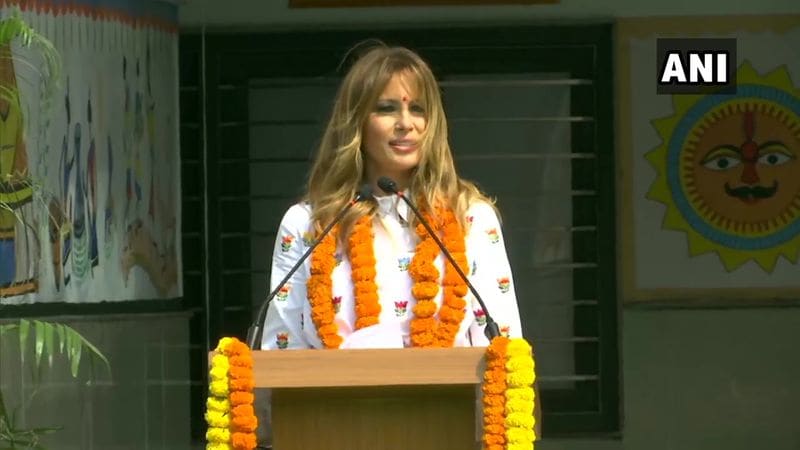 मेलानिया दिल्ली के सरकारी स्कूल विजिट करने गई थीं। वहां उनका गले में माला और माथे पर तिलक वाला अंदाज काफी चर्चा में रहा।