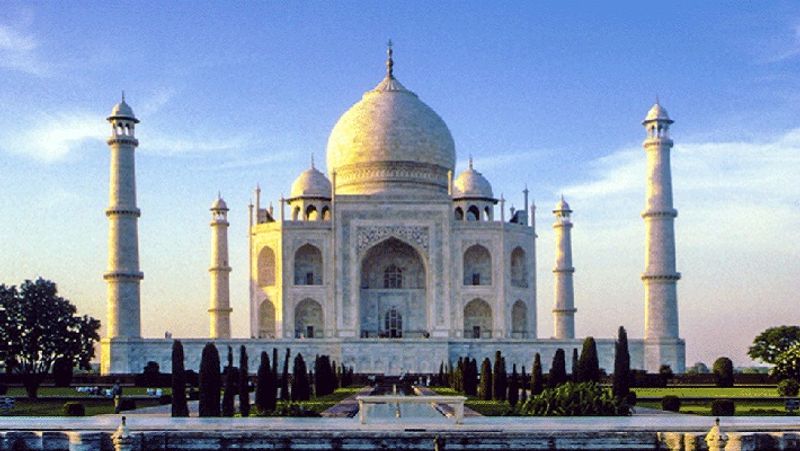ताजमहल को 1631 से 1648 के बीच बना। इसे मुगल शहंशाह शाहजहां ने बेगम अर्जुमन्द बानो बेगम उर्फ मुमताज महल की याद में ताजमहल बनवाया।
