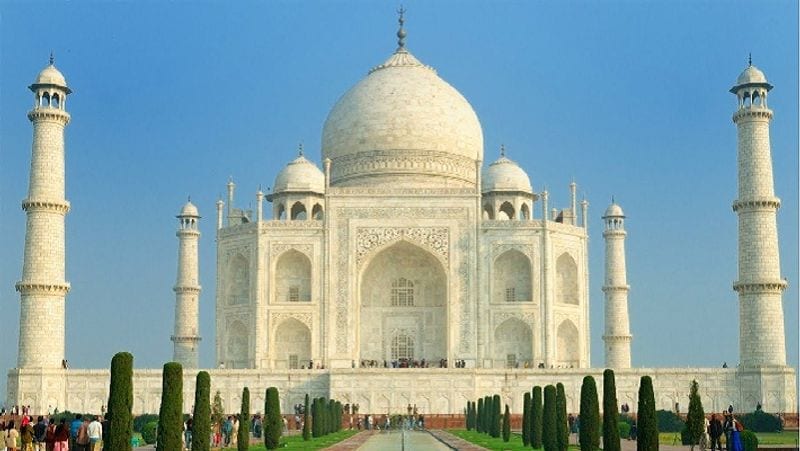 ताजमहल में दुनियाभर के 49 जगह से रंगीन पत्थर लाकर संगमरमर के साथ ये डिजाइन तैयार किए गए। न ये रंग हैं और न ये पेंटिंग है। यह संगमरमर की शिल्पकला है।