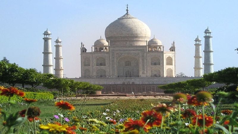 ताज में डबल डोम यानी दोहरा गुंबद है। पिन ड्रॉप साइलेंस में बोलने पर आवाज गूंजती है।