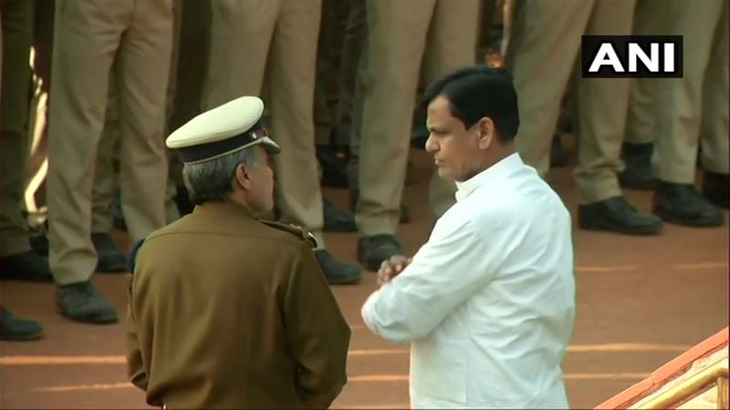 उपराज्यपाल अनिल बैजल और पुलिस आयुक्त अमूल्य पटनायक ने दिल्ली पुलिस के हेड कांस्टेबल रतन लाल को श्रद्धांजलि अर्पित की।
