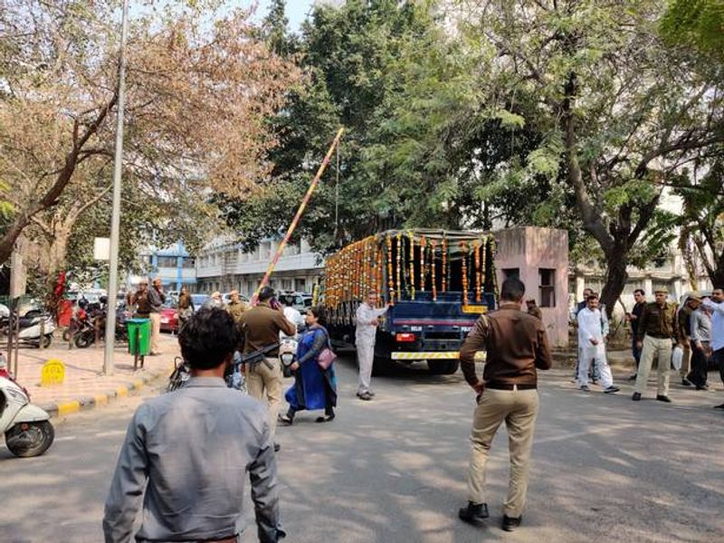 रतन लाल का शव ले जाते हुए।