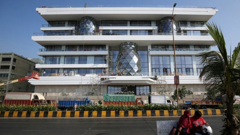 ईशा-आनंद के घर गुलिता में शानदार इंटीरियर का काम हुआ है। हालांकि पांच मंज़िला "गुलिता" एंटीलिया जितना ऊंचा तो नहीं मगर किसी लग्जरी और खूबसूरती के मामले में एंटीलिया से बिल्कुल भी कम नहीं है।