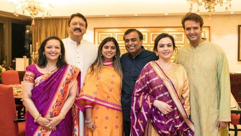 डायमंड थीम पर बनी इस शानदार इमारत की जगह को पीरामल ने 2012 में हिंदुस्तान लीवर से खरीदा था। कहते हैं कि ये डील 450 करोड़ रुपये में पूरी हुई थी। आज के मार्केट वैल्यू के हिसाब से अब इसकी कीमत करीब 1,000 करोड़ रुपये आंकी जाती है।