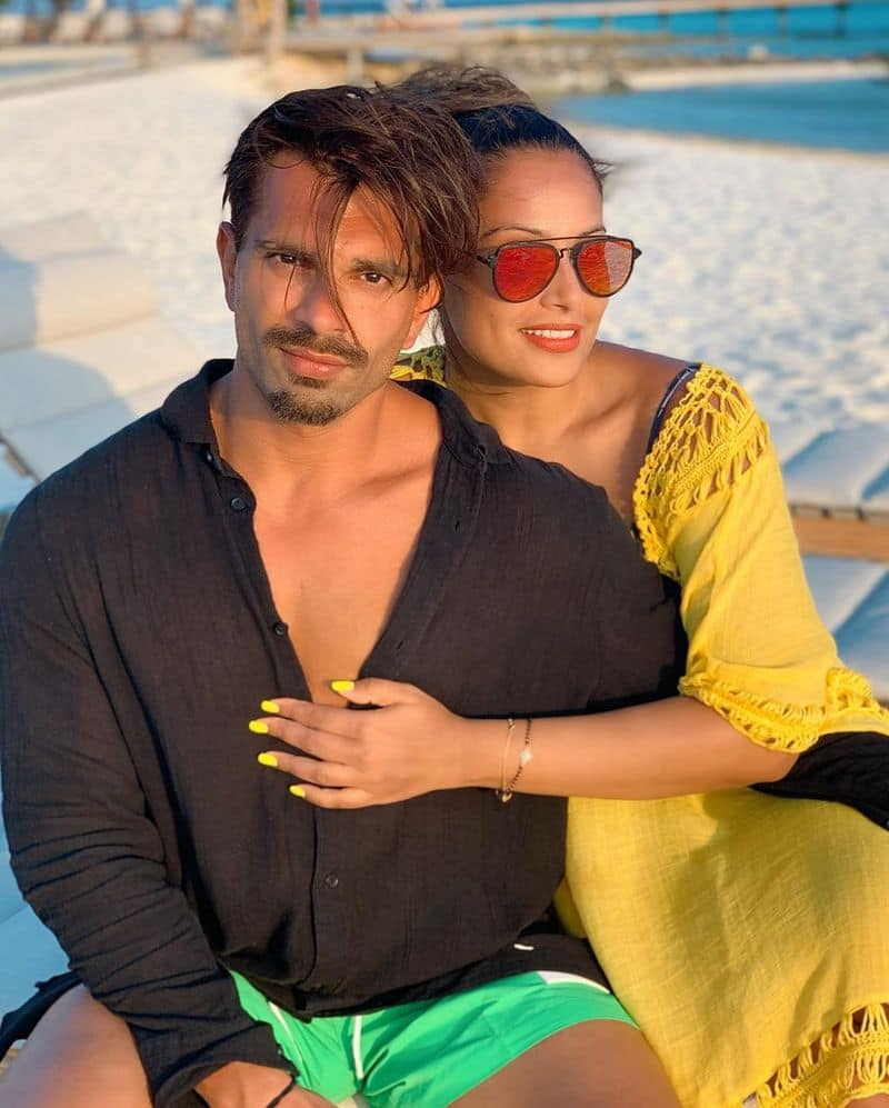 Actress Bipasha Basu and Karan Singh Grover Swimming Pool Romance
