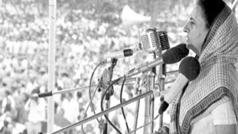 इसलिए लगाया था आपातकाल: आपातकाल के बीज 1971 में हुए लोकसभा चुनाव में पड़ गए थे। इंदिरा गांधी ने रायबरेली सीट से राजनारायण को हराया था। जयप्रकाश नारायण के सबसे ताकतवर साथी राजनारायण ने इसे हाईकोर्ट में चुनौती दी थी। 12 जून, 1975 को इलाहाबाद हाईकोर्ट के जस्टिस जगमोहन लाल सिन्हा ने इंदिरा गांधी का चुनाव निरस्त कर उन पर 6 साल तक चुनाव लड़ने पर पाबंदी लगाई थी। इससे इंदिरा गांधी ने अपने खिलाफ माना और आपातकाल की घोषणा कर दी। आपातकाल से पहले इंदिरा गांधी ने पूर्वी पाकिस्तान से बांग्लादेश को अलग कराया था। तब मोहम्मद अली जिन्ना के सचिव रहे मुइन उल हक चौधरी ने इंदिरा गांधी के रबर स्टाम्प कहे जाने वाले तत्कालीन राष्ट्रपति फखरुद्दीन अली अहमद के साथ मिलकर असम में 20 लाख से अधिक बांग्लाभाषी मुसलमानों को बसाया था। इसका विरोध आज तक देखा जाता है।