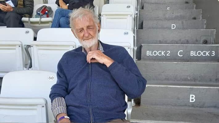 This cricket fan has been watching the matches without eyes for 70 years, the seat has been reserved in the stadium for 40 years KPB This cricket fan has been watching the matches without eyes for 70 years, the seat has been reserved in the stadium for 40 years KPB