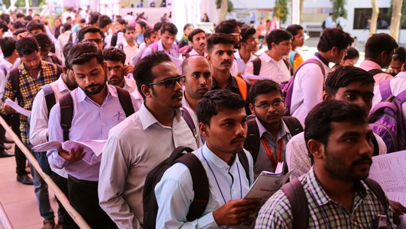 12वीं पास के लिए सेना में भर्ती रैली: भारतीय सेना सिपाही पदों पर भर्ती के लिए देश भर में रैलियों का आयोजन कर रही है। उत्तर प्रदेश और उत्तराखंड के विभिन्न एआरओ जोन के युवाओं के लिए रजिस्ट्रेशन चल रहे हैं। एक फरवरी 2021 से जारी आवेदन की अंतिम तिथि 2 मार्च 2021 है। यह भर्ती रैली सिपाही डी फार्मा पदों के लिए हो रही है। रैली का आयोजन, कुमायूं रेजिमेंट सेंटर रानीखेत में 11-12 मार्च 2021 को किया जाएगा।