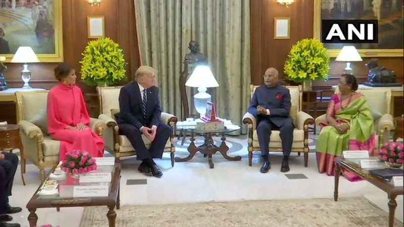 राष्ट्रपति भवन में आयोजित रात्रिभोज में शामिल होने के लिए पहुंचे अमेरिकी प्रेसिडेंट डोनाल्ड ट्रंप, इस दौरान उन्होंने राष्ट्रपति रामनाथ कोविंद से चर्चा की।