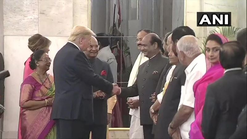 राष्ट्रपति भवन में आयोजित रात्रिभोज में शामिल होने से पूर्व अशोका हॉल में लोकसभा अध्यक्ष ओम बिड़ला से मुलाकात करते हुए अमेरिकी राष्ट्रपति डोनाल्ड ट्रंप और उनकी पत्नी मेलानिया ट्रंप।